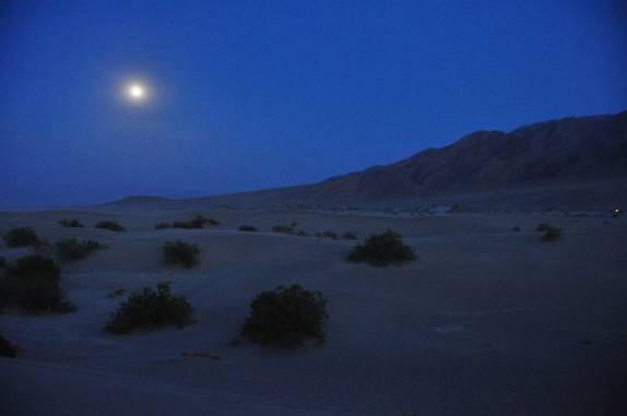 Belíssimo luar sobre as dunas de 'Mesquite Dunes', no Death Valley National Park, na Califórinia - EUA